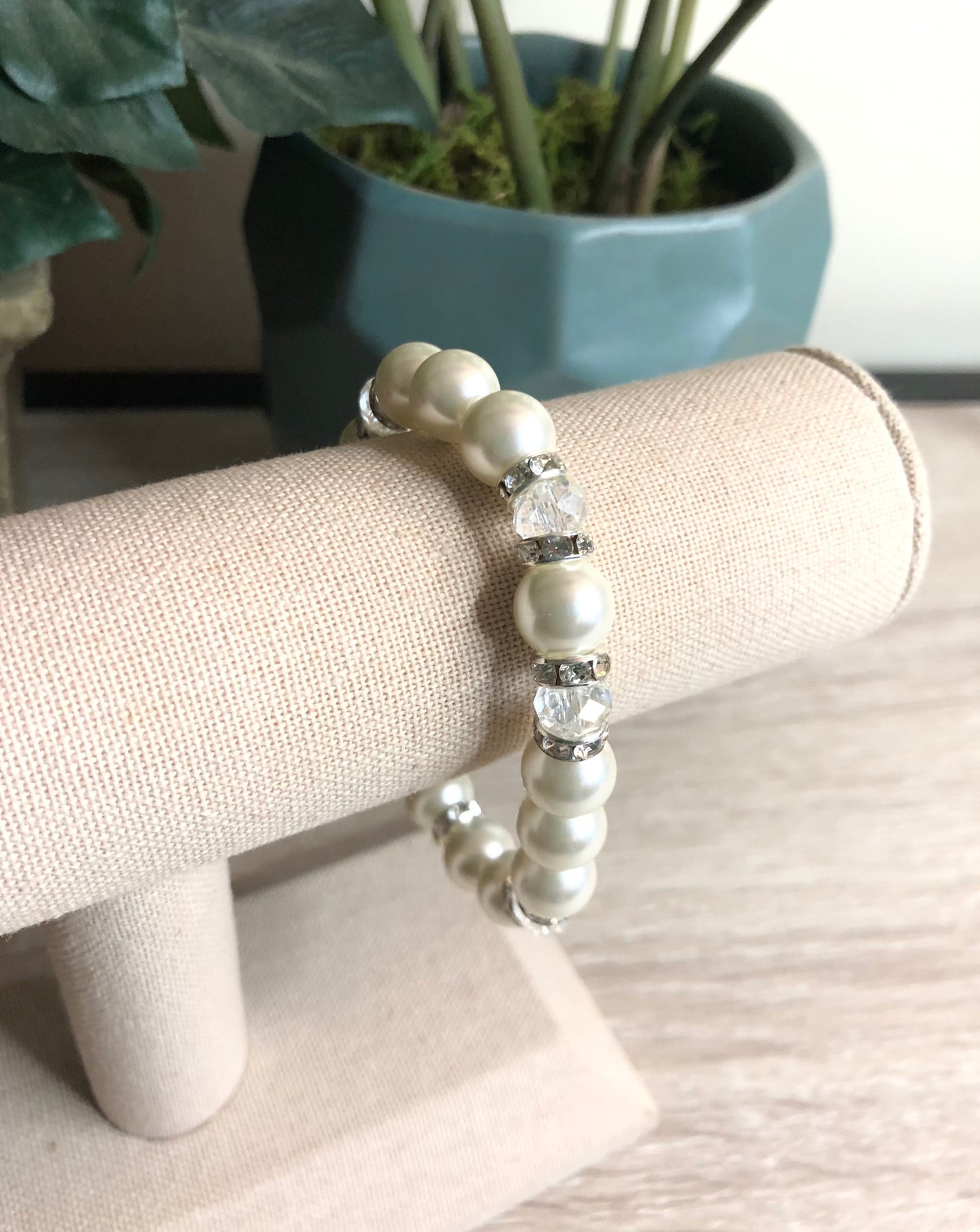 White Shell Pearl Stretch Bracelet